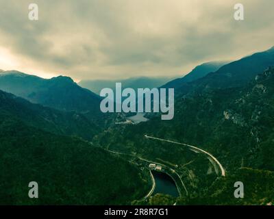 Vue aérienne sur les montagnes verdoyantes Banque D'Images