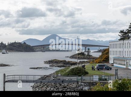 Kyle de Lochalsh, Écosse, Royaume-Uni - 2 mai 2023 - vue du Kyle de Lochalsh vers le pont de Skye traversant l'île de S. Banque D'Images