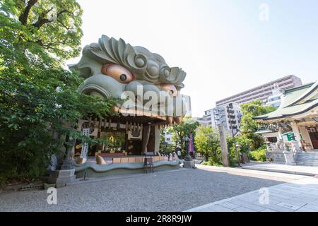 Sanctuaire Namba Yasaka (難波八阪神社, Namba Yasaka Jinja?). Il est connu sous le nom de sanctuaire du Lion car il présente une scène rituelle dans une tête de lion Banque D'Images