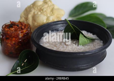 Kanji et Kadumanga. Bouillie de riz préparée avec du riz Matta. Servi dans un pot de terre d'une manière traditionnelle avec une cuillère en feuille de jackpot d'arbre. Prise de vue avec r Banque D'Images