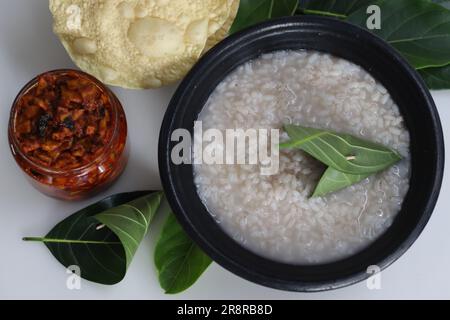 Kanji et Kadumanga. Bouillie de riz préparée avec du riz Matta. Servi dans un pot de terre d'une manière traditionnelle avec une cuillère en feuille de jackpot d'arbre. Prise de vue avec r Banque D'Images