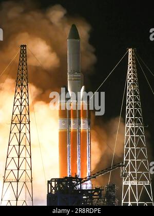 Cape Canaveral, États-Unis. 22nd juin 2023. Une fusée forte United Launch Alliance Delta IV se soulève du PAD 37B à la station de la Force spatiale de Cape Canaveral à 5 h 18 EDT sur 22 juin 2023 au Cap Canaveral. La fusée transporte un satellite espion classé pour l'Office national de reconnaissance. Crédit : SOPA Images Limited/Alamy Live News Banque D'Images