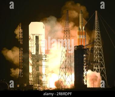 Cape Canaveral, États-Unis. 22nd juin 2023. Une fusée forte United Launch Alliance Delta IV se soulève du PAD 37B à la station de la Force spatiale de Cape Canaveral à 5 h 18 EDT sur 22 juin 2023 au Cap Canaveral. La fusée transporte un satellite espion classé pour l'Office national de reconnaissance. Crédit : SOPA Images Limited/Alamy Live News Banque D'Images