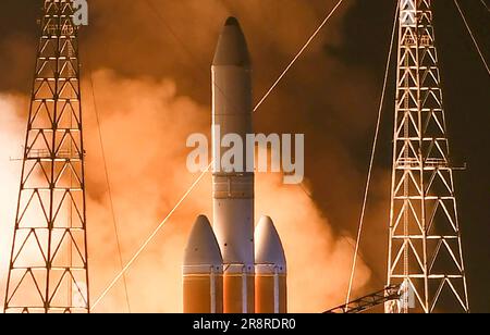 Cape Canaveral, États-Unis. 22nd juin 2023. Une fusée forte United Launch Alliance Delta IV se soulève du PAD 37B à la station de la Force spatiale de Cape Canaveral à 5 h 18 EDT sur 22 juin 2023 au Cap Canaveral. La fusée transporte un satellite espion classé pour l'Office national de reconnaissance. Crédit : SOPA Images Limited/Alamy Live News Banque D'Images