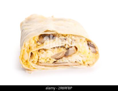 Délicieux rouleau de lavash avec des œufs et des champignons isolés sur fond blanc Banque D'Images