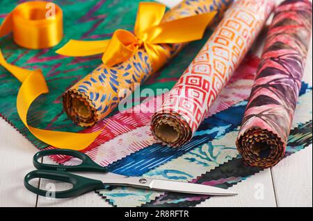 Kits de batik transformés en rouleaux attachés avec un noeud décoratif Banque D'Images