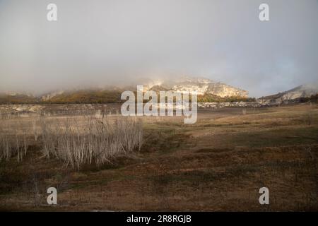 Paysage dans le canyon de Montrevi montrant les conséquences de la période de sécheresse en Catalogne Banque D'Images