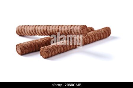 Rouleaux de cachets au chocolat avec garniture au beurre et au cacao sur fond blanc Banque D'Images