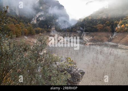 Paysage dans le canyon de Montrevi montrant les conséquences de la période de sécheresse en Catalogne Banque D'Images