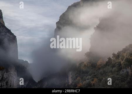 Paysage dans le canyon de Montrevi montrant les conséquences de la période de sécheresse en Catalogne Banque D'Images