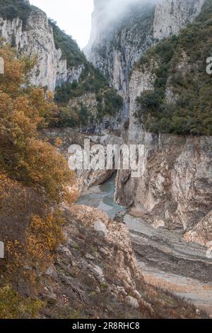 Paysage dans le canyon de Montrevi montrant les conséquences de la période de sécheresse en Catalogne Banque D'Images