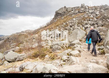 PREIKESTOLHYTTA , Norvège - 13 MAI 2017 : les touristes sur le sentier à Preikestolen le 13 mai 2017 dans Preikestolhytta. Preikestolen est un célèbre site touristique attrac Banque D'Images