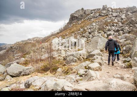PREIKESTOLHYTTA , Norvège - 13 MAI 2017 : les touristes sur le sentier à Preikestolen le 13 mai 2017 dans Preikestolhytta. Preikestolen est un célèbre site touristique attrac Banque D'Images