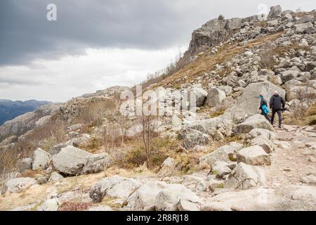 PREIKESTOLHYTTA , Norvège - 13 MAI 2017 : les touristes sur le sentier à Preikestolen le 13 mai 2017 dans Preikestolhytta. Preikestolen est un célèbre site touristique attrac Banque D'Images