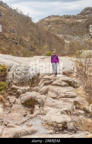 PREIKESTOLHYTTA , Norvège - 13 MAI 2017 : les touristes sur le sentier à Preikestolen le 13 mai 2017 dans Preikestolhytta. Preikestolen est un célèbre site touristique attrac Banque D'Images