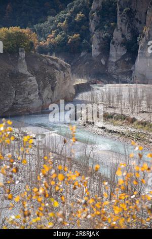 Paysage dans le canyon de Montrevi montrant les conséquences de la période de sécheresse en Catalogne Banque D'Images