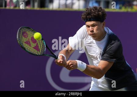 Ben Shelton (Etats-Unis) lors de son match de 32 avec JJ Wolf (Etats-Unis) lors du premier jour du tournoi de tennis 2023 du championnat de cinch LTA, ATP 500 Banque D'Images