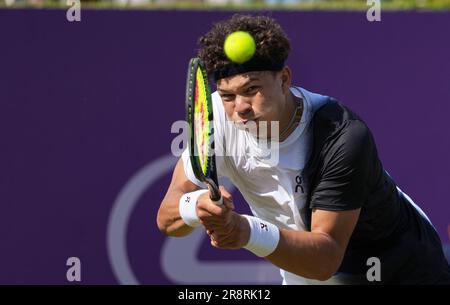 Ben Shelton (Etats-Unis) pendant son match contre JJ Wolf (Etats-Unis) pendant le premier jour du tournoi de tennis LTA Cinch championnat 2023, ATP 500 à la Queen's. Banque D'Images