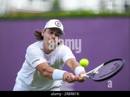 Jj Wolf (USA) dans son match contre Ben Shelton (USA) pendant le premier jour du tournoi de tennis LTA Cinch championnat 2023, ATP 500 événement au Queen's Clu Banque D'Images