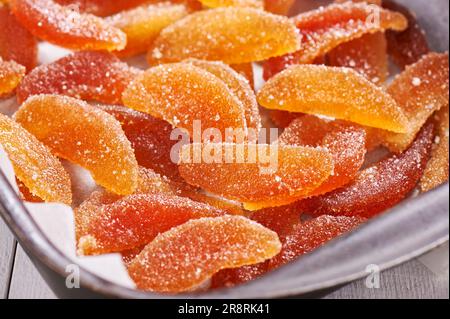 Des tranches de pommes séchées confites dans un plat de cuisson Banque D'Images