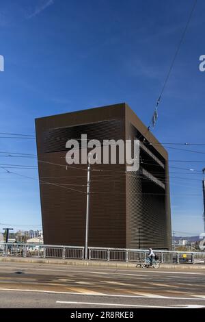 Bâle, Suisse - 29 mars. 2021: La boîte centrale de signalisation du chemin de fer fédéral suisse. La façade du bâtiment est en cuivre de revêtement, conçu par l'a Banque D'Images