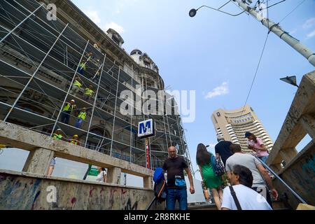 Bucarest, Roumanie - 22 juin 2023 : les constructeurs assemblent l'échafaudage nécessaire pour les travaux de restauration des façades du Palais de la Banque D'Images