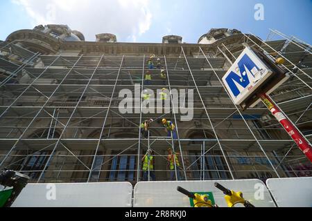 Bucarest, Roumanie - 22 juin 2023 : les constructeurs assemblent l'échafaudage nécessaire pour les travaux de restauration des façades du Palais de la Banque D'Images