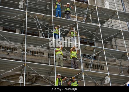 Bucarest, Roumanie - 22 juin 2023 : les constructeurs assemblent l'échafaudage nécessaire pour les travaux de restauration des façades du Palais de la Banque D'Images