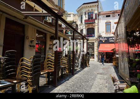 Bucarest, Roumanie - 22 juin 2023: Rues de style ancien avec des maisons avec une belle architecture où bars, pubs, cafés, restaurants, terrasses Banque D'Images