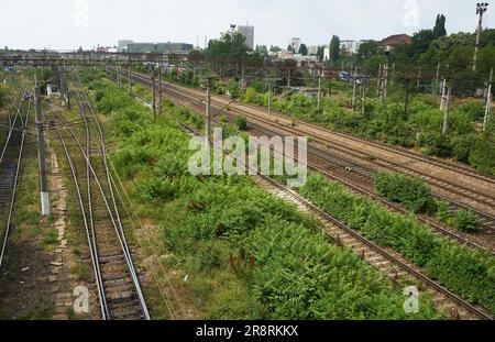 Bucarest, Roumanie - 22 juin 2023 : infrastructure ferroviaire près de la gare du Nord. Banque D'Images