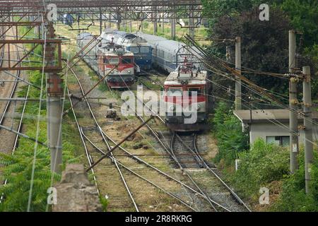 Bucarest, Roumanie - 22 juin 2023 : infrastructure ferroviaire près de la gare du Nord. Banque D'Images