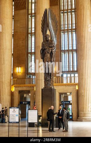 Pennsylvania Railroad World War Two Memorial Monument sur le hall principal de la gare de la 30th Street à Philadelphie PA Banque D'Images