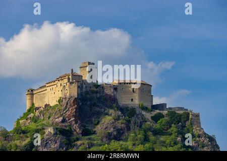 Château de Bardi (Castello di Bardi) avec ville, province de Parme, Émilie-Romagne Banque D'Images