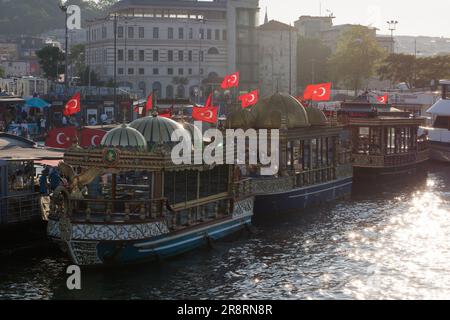 Bateaux Balik Ekmek (sandwich au poisson) à Eminonu au bord de la Corne d'Or à Istanbul, Turquie Banque D'Images