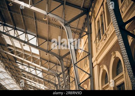 Structures de support métalliques pour gares ferroviaires Banque D'Images