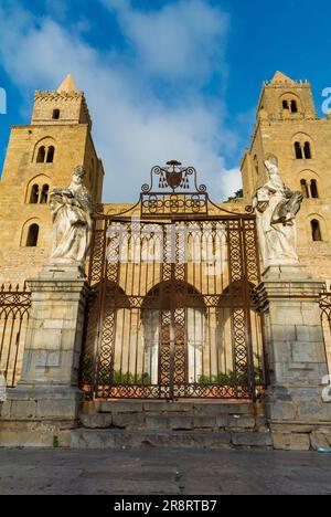 Cefalu, Sicile, Italie, la cathédrale de Cefalu (en italien : Duomo di Cefalu) est une basilique catholique romaine classée au patrimoine mondial de l'UNESCO Banque D'Images