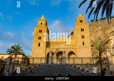 Cefalu, Sicile, Italie, la cathédrale de Cefalu (en italien : Duomo di Cefalu) est une basilique catholique romaine classée au patrimoine mondial de l'UNESCO Banque D'Images