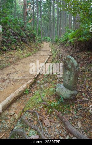 Kumano Kodo en automne et la déité de gardien de voyageurs Banque D'Images