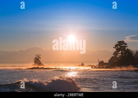 Le soleil du matin sur la côte d'Amaharashi et la chaîne de montagnes de Tateyama Banque D'Images