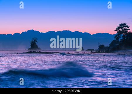 Matin de la côte d'Amaharashi et de la chaîne de montagnes de Tateyama Banque D'Images