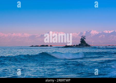 Scène nocturne de la côte d'Amaharashi et de la chaîne de montagnes de Tateyama Banque D'Images