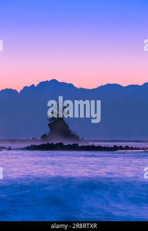 Matin de la côte d'Amaharashi et de la chaîne de montagnes de Tateyama Banque D'Images