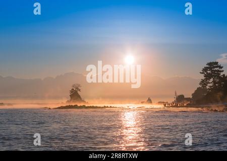 Le soleil du matin sur la côte d'Amaharashi et la chaîne de montagnes de Tateyama Banque D'Images