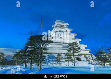 Vue en soirée sur le château de Tsuruga dans la neige Banque D'Images