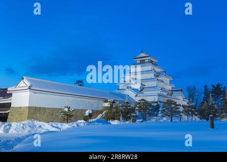 Vue en soirée sur le château de Tsuruga dans la neige Banque D'Images