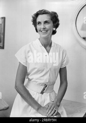 Prunella Stack -- Directrice de la Ligue des femmes pour la santé et la beauté; elle a été veuve à deux reprises; son premier mari, Lord David Douglas-Hamilton, est décédé en 1944; son second mari, M. Alfred G. Albers, F.R.C.S, de Cape Towns, est décédé en 1951. Prunella Stack a deux fils de son premier mariage. Elle vient en Angleterre pour le couronnement avec une équipe sud-africaine membres de la Ligue de la Santé et de la Beauté. 7 juillet 1953. (Photo de Neville Clayton, Camera Press). Banque D'Images