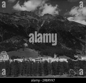 Pontresina -- la vie dans les Hautes Alpes de Suisse. Vue générale de Pontresina, vue contre Alp LANguard. La ligne de l'arbre est dans la région de 7 000 pi ici. 22 janvier 1948. (Photo par Pictorial Press photo). Banque D'Images