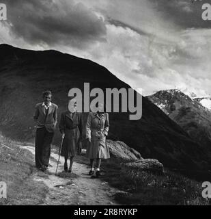 Pontresina -- la vie dans les Hautes Alpes de Suisse. Dans les montagnes, un groupe de Londoniens se promèneront avec joie en direction de Muottas Muragl. À moins d'envisager une escalade vraiment sérieuse des glaciers et des pics rocheux, il n'y a pas grand besoin de robes spéciales ici ; les bottes lourdes sont tout à fait inutiles pour ceux qui gardent les sentiers bien regardés. 22 janvier 1948. (Photo par Pictorial Press photo). Banque D'Images