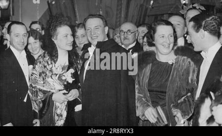 Tauber voit son film Richard Tauber et sa fiancée Diana Napier arriver pour la première. Le premier mondial de Richard Tauber dans « Heart's Desire » a eu lieu au Regal Cinema (Londres) hier soir (jeudi). Richard Tauber, ténor célèbre, et Diana Napier, son fiancé, lors d'une première londonienne de « Hearts Desire » à Londres récemment. 18 octobre 1935. (Photo de London News Agency photos Ltd.). Banque D'Images