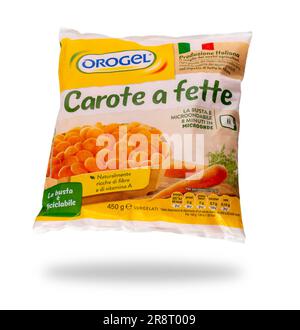 Italie - 21 juin 2023: Sac de carottes en tranches congelées, produit italien OROGEL qui est une grande coopérative agricole basée en Émilie-Romagne. Isoler Banque D'Images